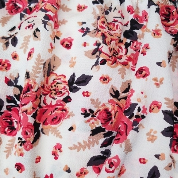 Free Kisses Plus Floral Blouse - Picture 2 of 4